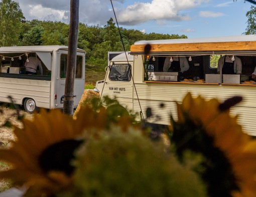 Met onze eigen foodtrucks en tuktuks zorgen we voor een leuke sfeer op iedere locatie.